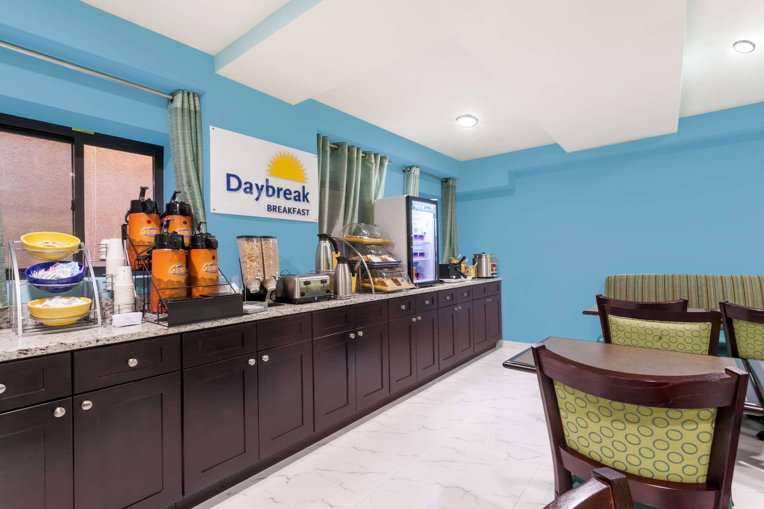 Days Inn & Suites By Wyndham Jamaica Jfk Airport Нью-Йорк Экстерьер фото